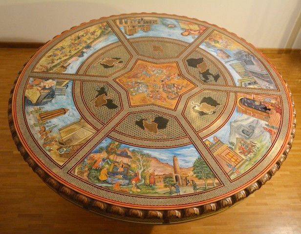 Diese Tischplatte zeigt sechs historischen Dynastien. Dargestellt in persischer Miniaturmalerei und aufwendigen Intarsien persische Miniaturmalerei kaufen und Intarsienarbeiten